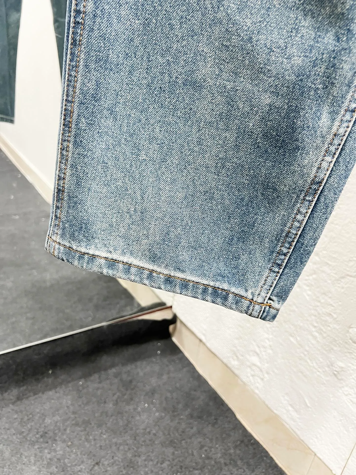 Style number: H Carhartt WIP｜25ss Carhartt American Retro loose heavyweight washed logging work jeans. The overall tailoring adopts three-dimensional structural tailoring. The splicing workwear has excellent visual effect. The workwear design is simple but not simple. Inspired by the Retro of the 1980s. Customized fabrics, dyed in the same vat. It feels comfortable, fashionable and individual. It is super Versatile and good-looking. It is very suitable for both men and women. It is a must-have for everyone. It has a hang tag, collar label, washed wheat, and three complete labels. Ergonomically designed, more flexible when wearing! The cut is streamlined and streamlined, allowing you to move flexibly with your body! Integrates functionality, beauty and durability! Suitable for business, travel, leisure and many other occasions! Straight version Color: washed blue Size: 30 32 34 36